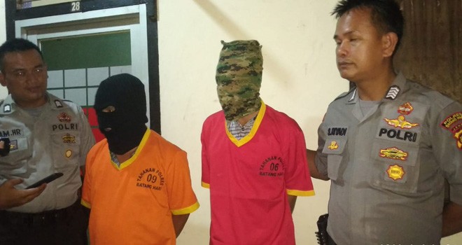 Dua pencuri mobil saat diamankan di Mapolres Batanghari, Kamis (2/8).
