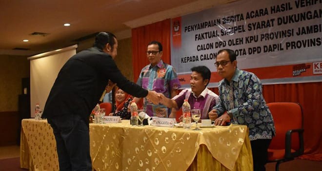 PEMILU : Salah satu pengurus partai politik menyerahkan dokumen perbaikan bakal calon legislative untuk DPRD Provinsi Jambi di Komisi Pemilihan Umum (KPU).
