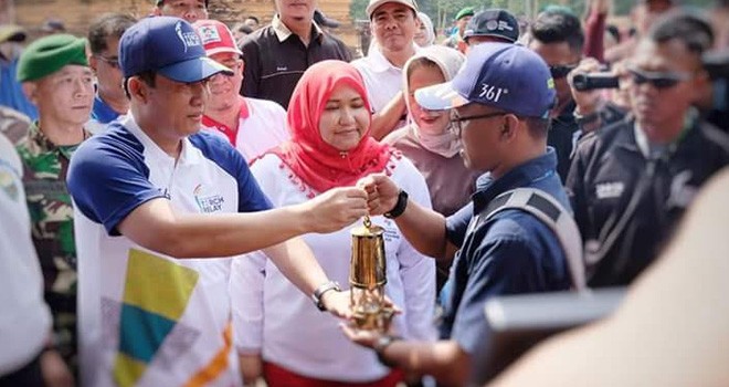 Bupati dan Wakil Bupati Muarojambi Masnah dan Bambang Bayu Suseno saat Sambut Api Asian Games di Candi Tinggi.
