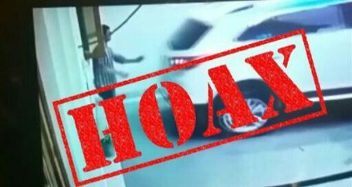 Screenshot video pria tertabrak mobil yang sedang parkir mundur (Screenshot video)