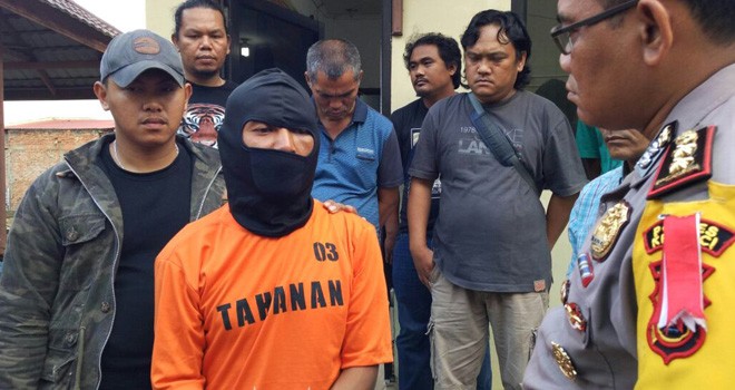 Pelaku pencurian sapi saat diekspose ke media oleh Kapolres Kerinci, AKBP Dwi Mulyanto di Mapolres Kerinci, Jumat (3/8).