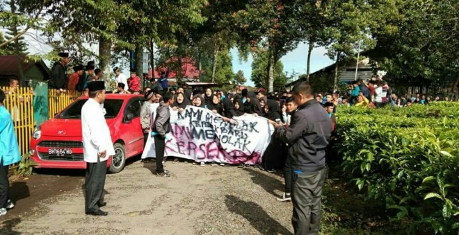 Ratusan Siswa SMAN 7 Kerinci Demo.