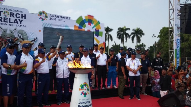 Api Asian Games 2018 Menyala di Lapangan Kantor Gubernur Jambi.