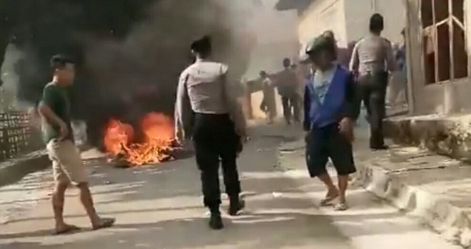 Situasi saat terjadi bentrok antar desa di Kabupaten Kerinci, beberapa waktu lalu.