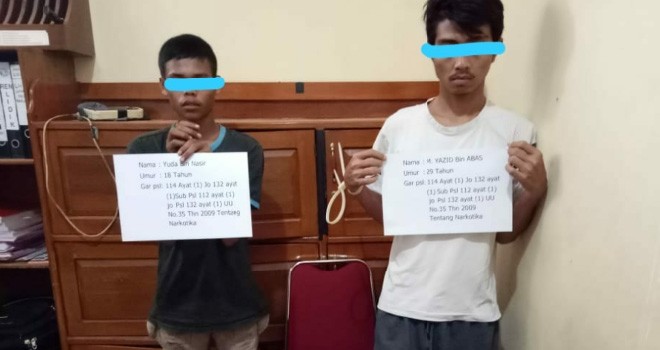 Dua bandar narkoba dan barang bukti sabu saat diamankan di Mapolres Batanghari, Jumat (3/8).