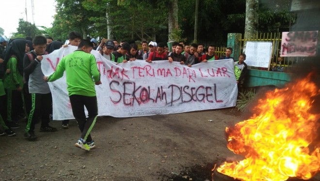 Ratusan siswa dan siswi SMAN 7 Kerinci saat melakukan aksi demo.
