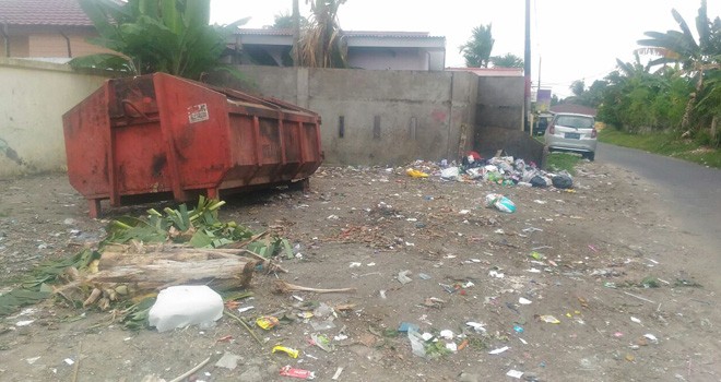 Akibat warga yang kurang sadar dalam membuang sampah, menyebabkan sampah berserakan di luar TPS.