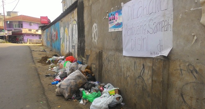 Walaupun sudah ada larangan, tetapi warga tetap membaung sampah sembarangan dipinggir jalan.
