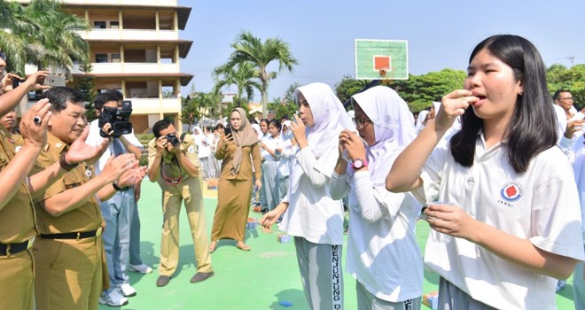 Pemberian Tablet Tambah Darah (TTD) pada Remaja Putri di Kota Jambi, yang dipusatkan di SMK Unggul Sakti Kecamatan Jambi Timur, Senin pagi (6/8).