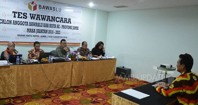 Peserta calon anggota Bawaslu Kabupaten/Kota dalam Provinsi Jambi mengikuti tes wawancara di hotel Shangratu yang berakhir Sabtu (4/8) kemarin.