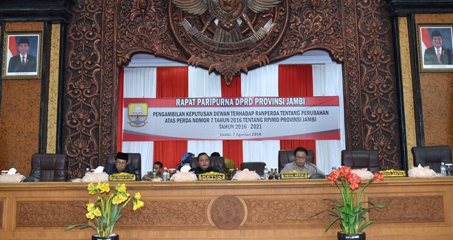 Rapat Paripurna dalam rangka Pengambilan Keputusan Dewan terhadap Ranperda Perubahan RPJMD Provinsi Jambi Tahun 2016 â€“ 2021.