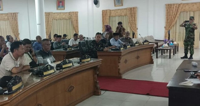 Diskusi di Ruang Paripurna Dewan