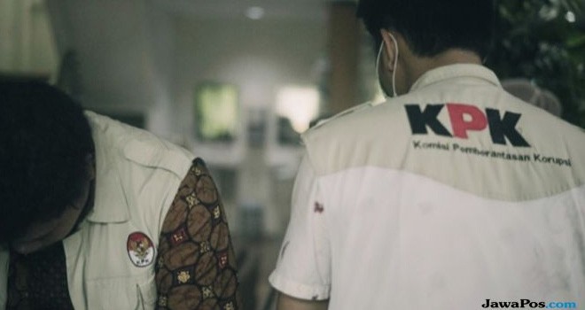 Ilustrasi: Penyidik KPK saat sedang melakukan penggeledahan di kantor firma hukum Fredrich Yunadi (Teguh/JawaPos.com)