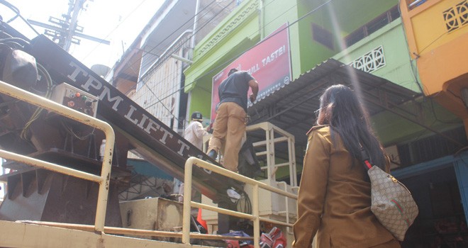 Tim BPPRD Kota Jambi mengambil sikap tegas, menertibkan reklame yang tidak taat pajak, kemarin (7/8).