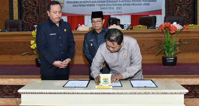 Rapat Paripurna dalam rangka Pengambilan Keputusan Dewan terhadap Ranperda Perubahan RPJMD Provinsi Jambi Tahun 2016 â€“ 2021.