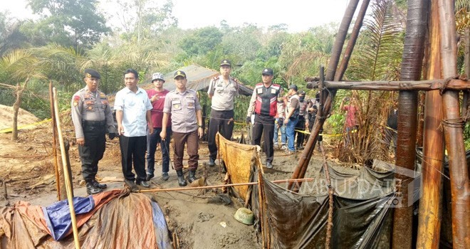 Semua sumur minyak ilegal di kawasan Desa Pompa Air, Kecamatan Bajubang, Kabupaten Batanghari.
