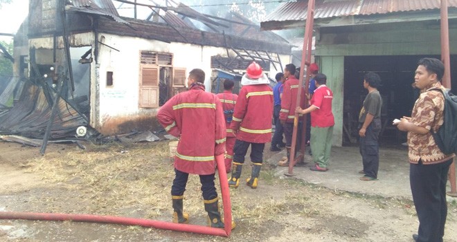  Kebakaran di RT 2, Kelurahan Cempaka Putih, Kecamatan Jelutung, ludes dilalap si jago merah.