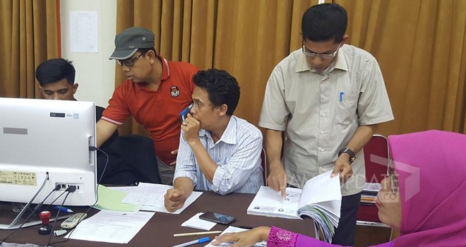Komisioner KPU Privinsi Jambi memantau proses verifikasi dokumen pencalonan bakal calon anggota legislative pada Pemilu 2019.