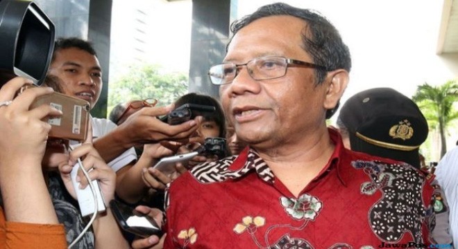 Mantan Ketua MK Mahfud MD saat diwawancara awak media (Imam Husein/Jawa Pos)