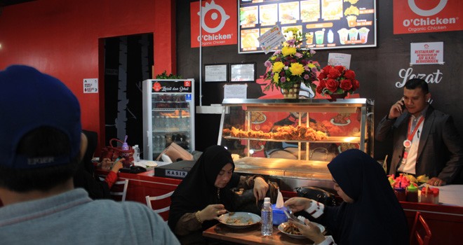 Gerai ayam goreng ala kentucky dengan basis ayam organik resmi hadir di Kota Jambi.