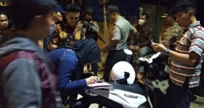 Petugas saat melakukan pengecekan urine terhadap pengendara yang melintas di Kawasan Pulau Pandan, Kelurahan Legok, Kecamatan Danau Sipin, Kota Jambi, Kamis (10/8) malam.