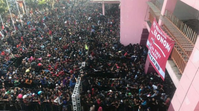 Antrean suporter Indonesia saat membeli tiket laga final Piala AFF U-16 2018 di Stadion Gelora Delta Sidoarjo, Sabtu (11/8) pagi (Humas PSSI Jatim for JawaPos.com