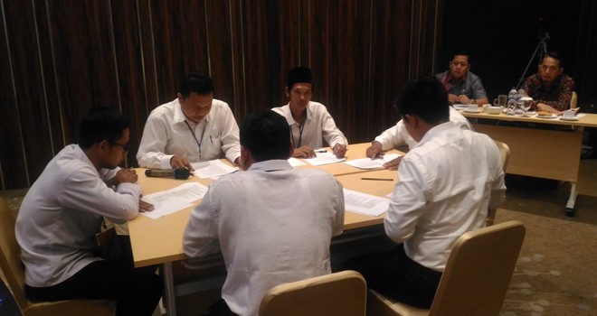 Calon anggota Bawaslu Kabupaten/Kota telihat berdiskusi memecahkan sebuah masalah Pemilu pada uji kelayakan dan kepatutan di hotel Luminor belum lama ini.