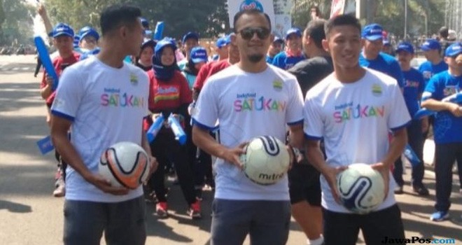 Pemain Persib Bandung, Henhen Herdiana, Airlangga Sutjipto, dan Muchlis Hadi mengikuti acara Pawai Obor Asian Games di Kota Bandung, Sabtu (11/8). (Siti Fatonah/ JawaPos.com)
