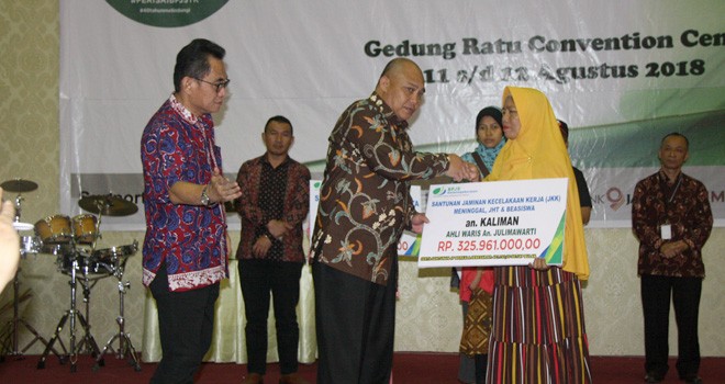 Penyerehan santunan kepada keluarga penerima Jaminan Kecelakaan Kerja.