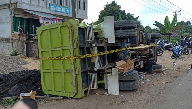  1 Mobil di Jungkir Balik Warga.