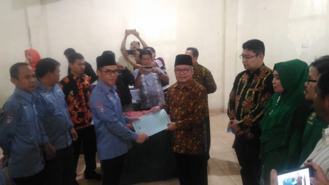 Ami Taher menerima SK hasil pleno yang diserahkan oleh KPU Kerinci Minggu (12/08)