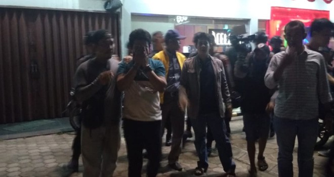 Petugas saat saat melakukan pemeriksaan urine terhadap pengunjung salah satu tempat hiburan di Kota Jambi, dini hari tadi (12/8).