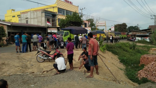 Bentok antar warga di Kumpe dengan puluhan sopir truk Batubara.