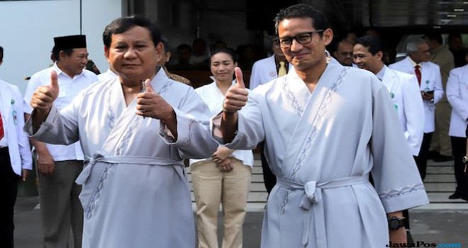 Prabowo Subianto dan Sandiaga Uno saat menyapa awak media usai satu jam menjalani tes kesehatan di RSPAD. (Dery/JawaPos.com)
