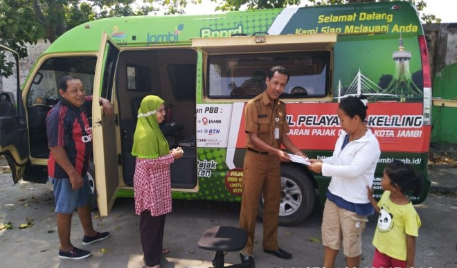 Pihak BPPRD Kota Jambi melayani masyarakat yang ingin membayar PBB menggunakan mobil keliling.