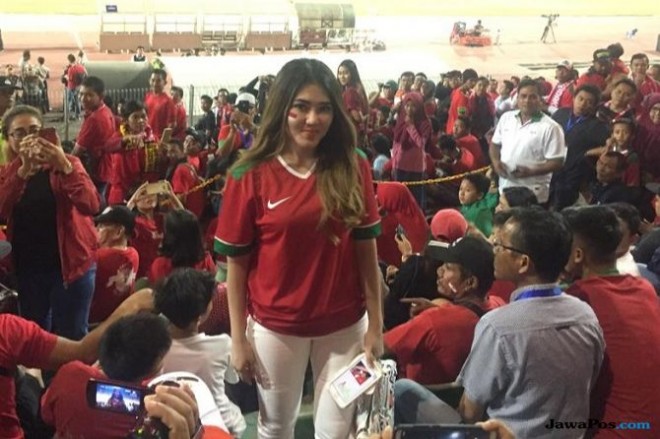 Via Vallen datang langsung ke Stadion Gelora Delta Sidoarjo untuk mendukung perjuang Timnas U-16 (M Syafaruddin/JawaPos.com)