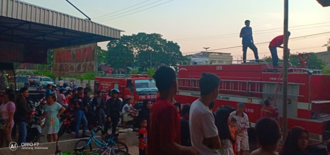 Petugas pemadam kebakaran Kota Jambi, saat memadamkan api yang melalap rumah yang dihuni oleh Vicky Ferdian di , Kelurahan Kebun Handil, Kecamatan Jelutung, Kota Jambi, Senin (13/8).