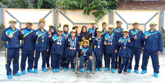 13 orang atlet cabang olahraga yang diikuti oleh cabang atletik cabang bulutangkis dan cabang renang.