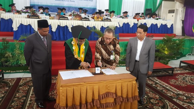 Penandatangan MoU kerjasama korporat antara Garuda Indonesia dan UIN STS Jambi, langsung dilakukan oleh Rektor UIN STS Jambi Dr. Hadri Hasan MA dan GM. PT. Garuda Indonesia Tbk Branch Office Jambi Aryo Wijoseno, yang disaksikan Dirjen Pendidikan Agama Islam Kementerian Agama RI dan Asisten I Setda Provinsi Jambi.   