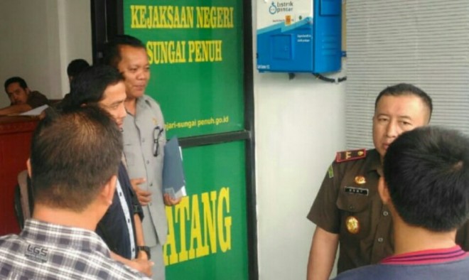 Terlihat Hasferi Akmal bersama Kakari usai diperiksa di Kejari Sungai Penuh, Selasa (14/8).   