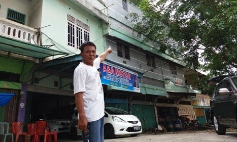 Terlihat salah satu ruko yang diatasnya terdapat sarang burung walet.