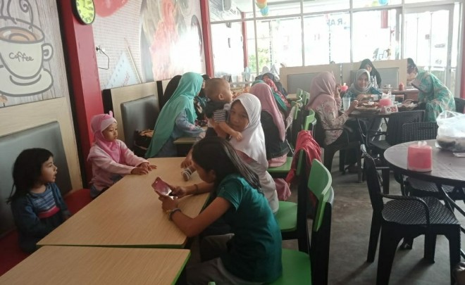 CafÃ© & Resto Ayam Jingkrak semakin ramai dikunjungi pelanggan.