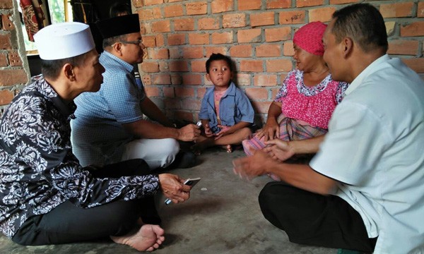 Wakil Walikota terpilih, dr. Maulana menyambangi rumah siswa Sekolah Dasar (SD) 50 Kotajambi .