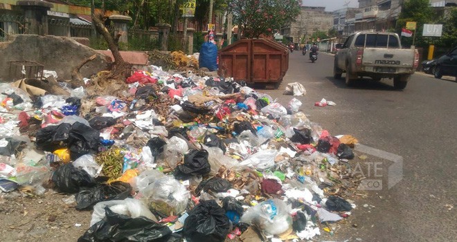 Tumpukan Sampah di Kelurahan Budiman. Sampah-sampah ini yang masuk dan memenuhi drainase menjadi penyebab banjir.