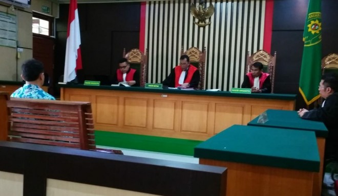 Mantan Direktur PDAM Tirta Sakti Kerinci, Agus Salim, saat mendengarkan vonis hakim di Pengadilan Tipikor Jambi, Rabu (15/8).   