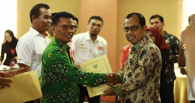 Komisioner KPU Provinsi Jambi, Sanusi menyerahkan hasil verifikasi Parpol. Kader di Coret, Parpol gugat penyelenggara.