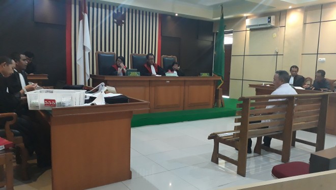 Sekda Sarolangun, Tabroni Rozali saat memberikan keterangan di hadapan majelis hakim pada sidang yang digelar di Pengadilan Tipikor Jambi, Rabu (15/8).   