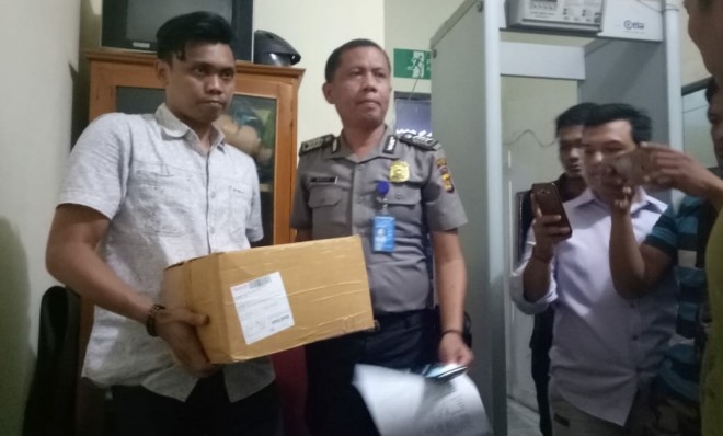 Barang bukti 3,3 ganja kering dalam paket kardus yang dikirimkan melalui Bandara Sultan Thaha Jambi, Rabu (15/8).   