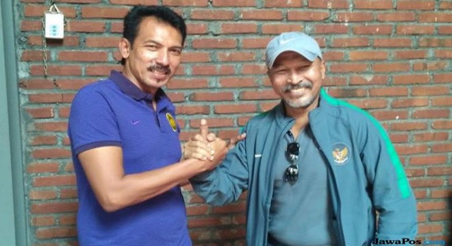 Pelatih Timnas Malaysia U-16, Raja Azlan Shah Raja Soib dan pelatihTimnas Indonesia U-16, Fakhri Husaini (Muhammad Syafaruddin/JawaPos.com)