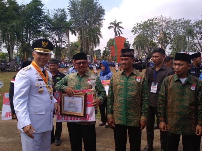 Ketua RT 49 Kasamba H Suparyono usai menerima hadiah juara Kampung Bantar dari Walikota Jambi DR H Sy Fasha ME